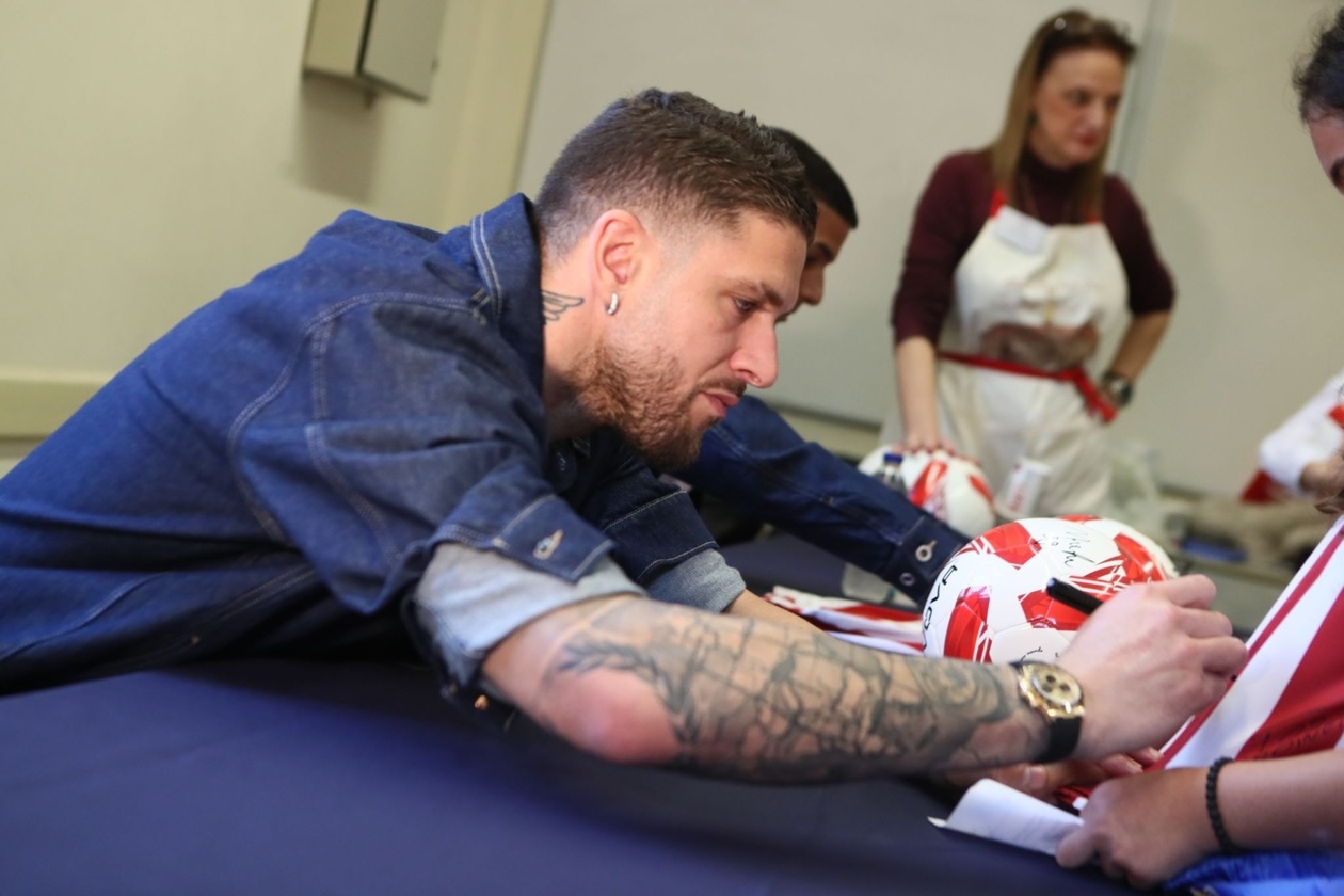 Πασχαλάκης και Μάνσα: Χαμόγελα και αυτόγραφα στο χριστουγεννιάτικο bazaar του Κολλεγίου Αθηνών