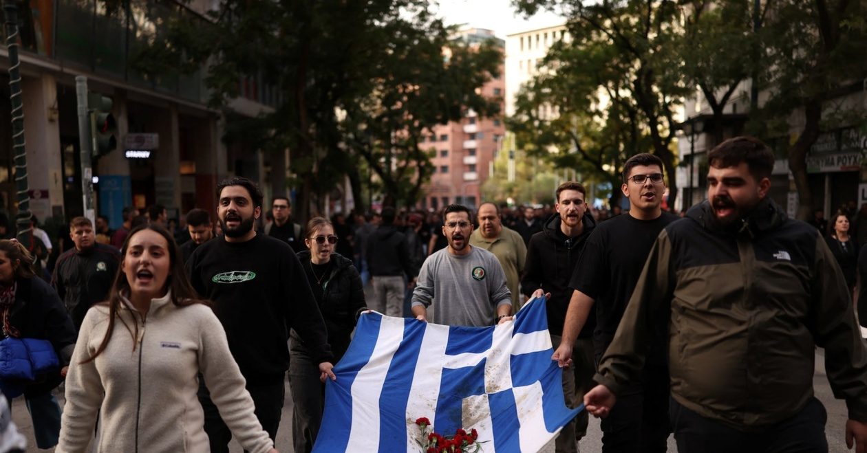 Χιλιάδες Έλληνες πορεύτηκαν στην Αθήνα για την 52η επέτειο του Πολυτεχνείου