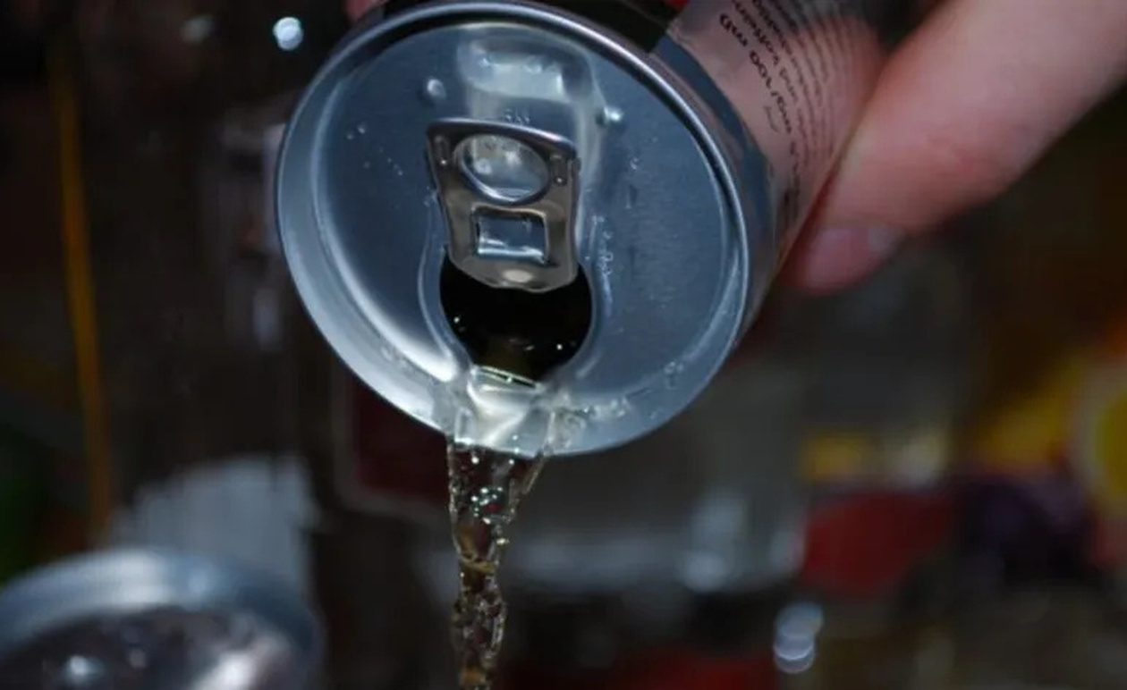 Avακαλεiται πασίγνωστο αναψυκτικό που πωλεiται και στην Ελλάδα