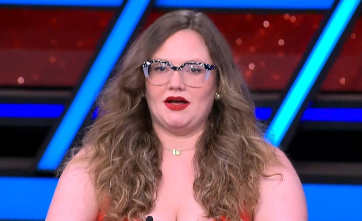 Μια παίκτρια προσεύχεται πριν ανοίξει κουτί στο Deal