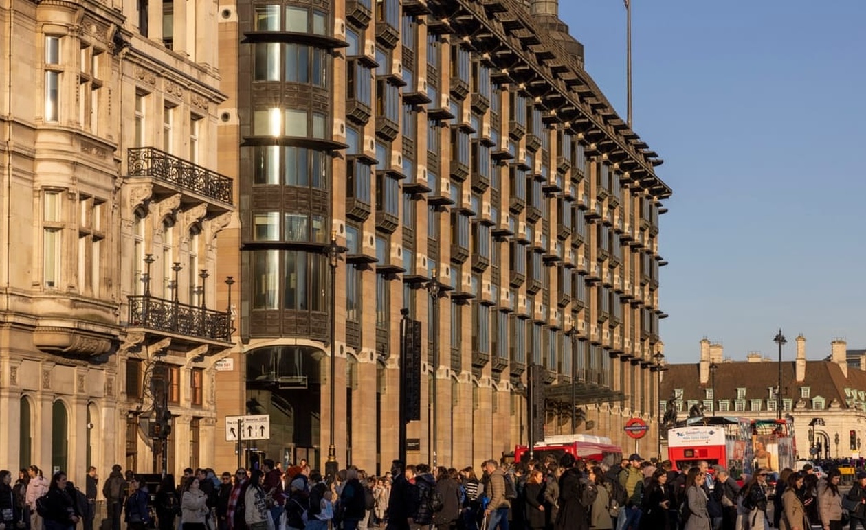 Η τεχνητή νοημοσύνη μεταμορφώνει το Γουέστμινστερ: Απειλή για τις θέσεις εργασίας της νέας γενιάς;