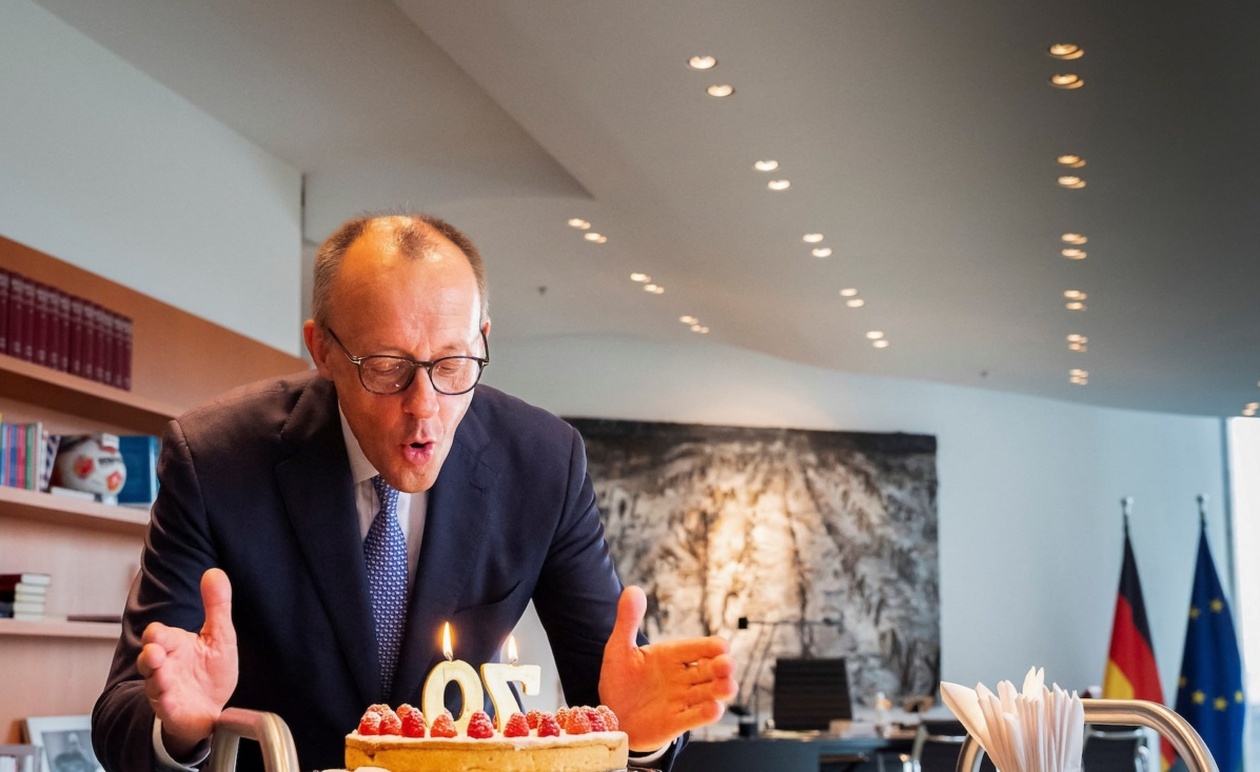 Η δημοτικότητα του Μερτς σημειώνει μεγάλη πτώση έξι μήνες μετά την ανάληψη των καθηκόντων