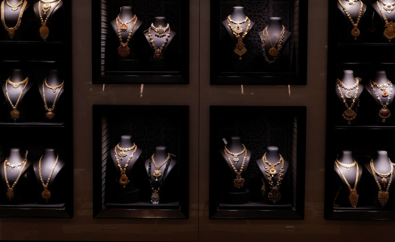 Ο χρυσός πλησιάζει τριεβδομαδιαίο χαμηλό μετά το ζεστό κλίμα στο εμπόριο