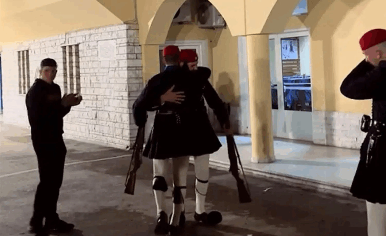 Οι Εύζωνες που ξέσπασαν σε δάκρυα στην τελευταία τους υπηρεσία