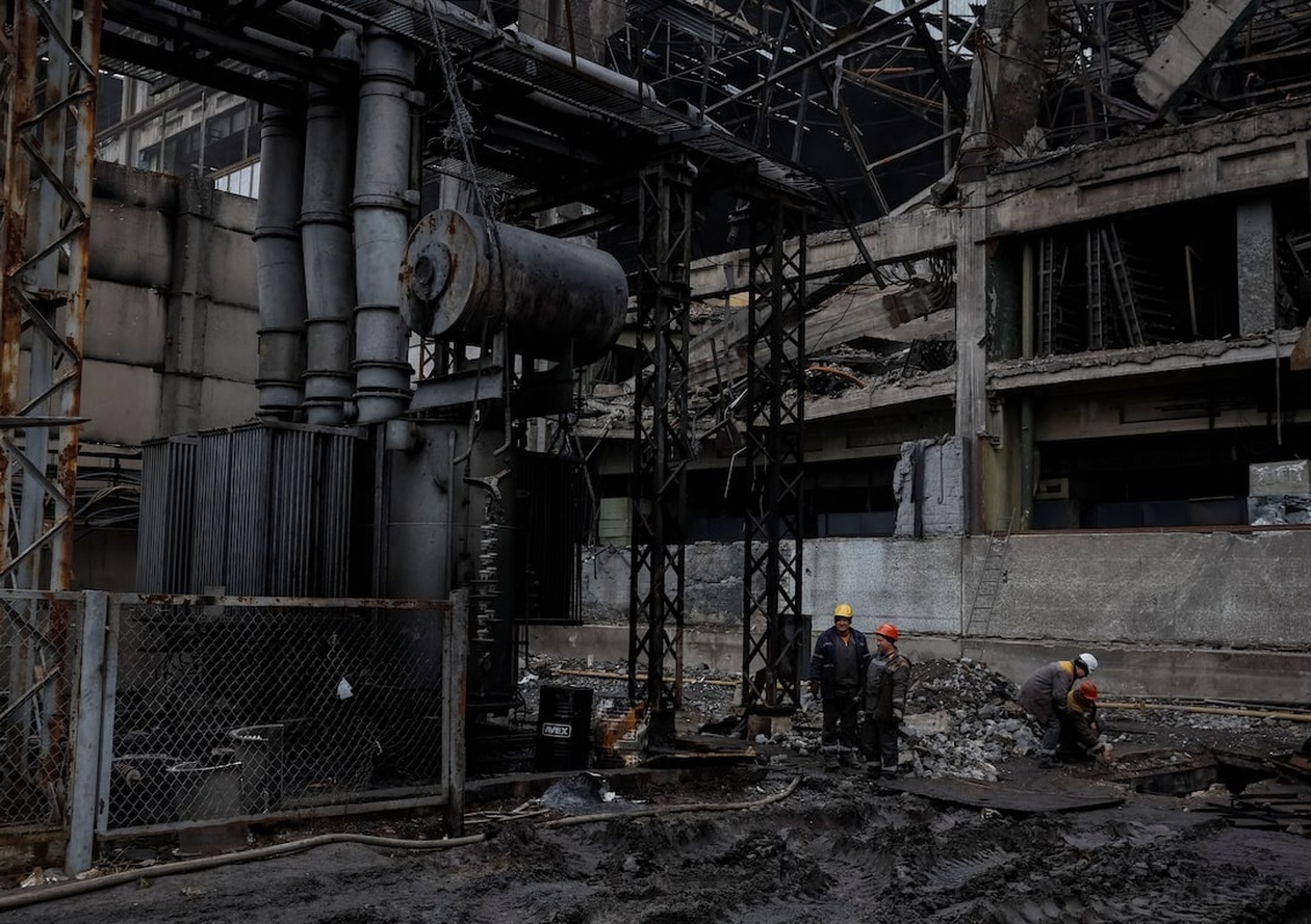 Οι Ουκρανοί Εργάτες Ενέργειας σε Αγώνα Δρόμου για την Αποκατάσταση Ζημιών από τις Ρωσικές Επιθέσεις