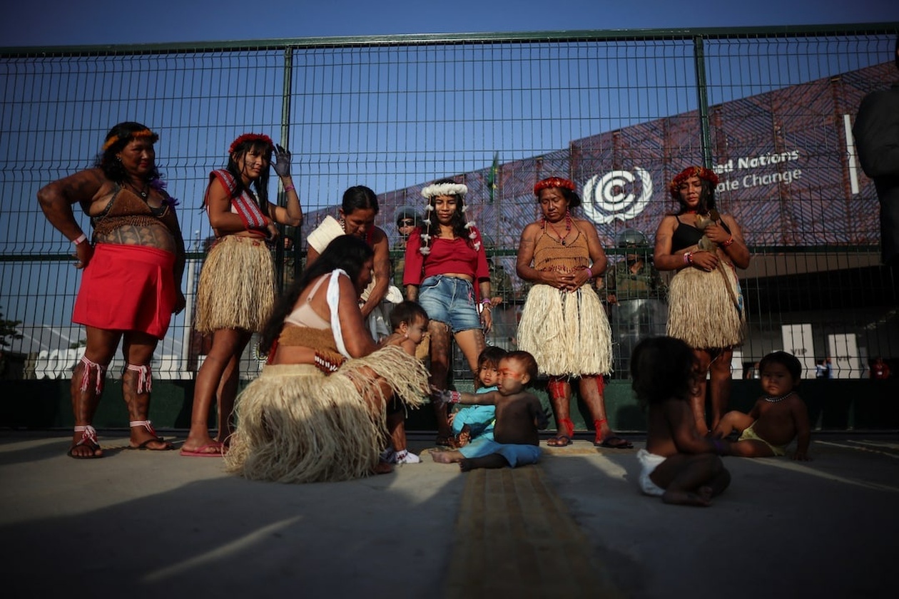 Η COP30 σε κρίσιμο σταυροδρόμι: Οι διαπραγματεύσεις για τα ορυκτά καύσιμα και ο αγώνας των αυτόχθονων πληθυσμών