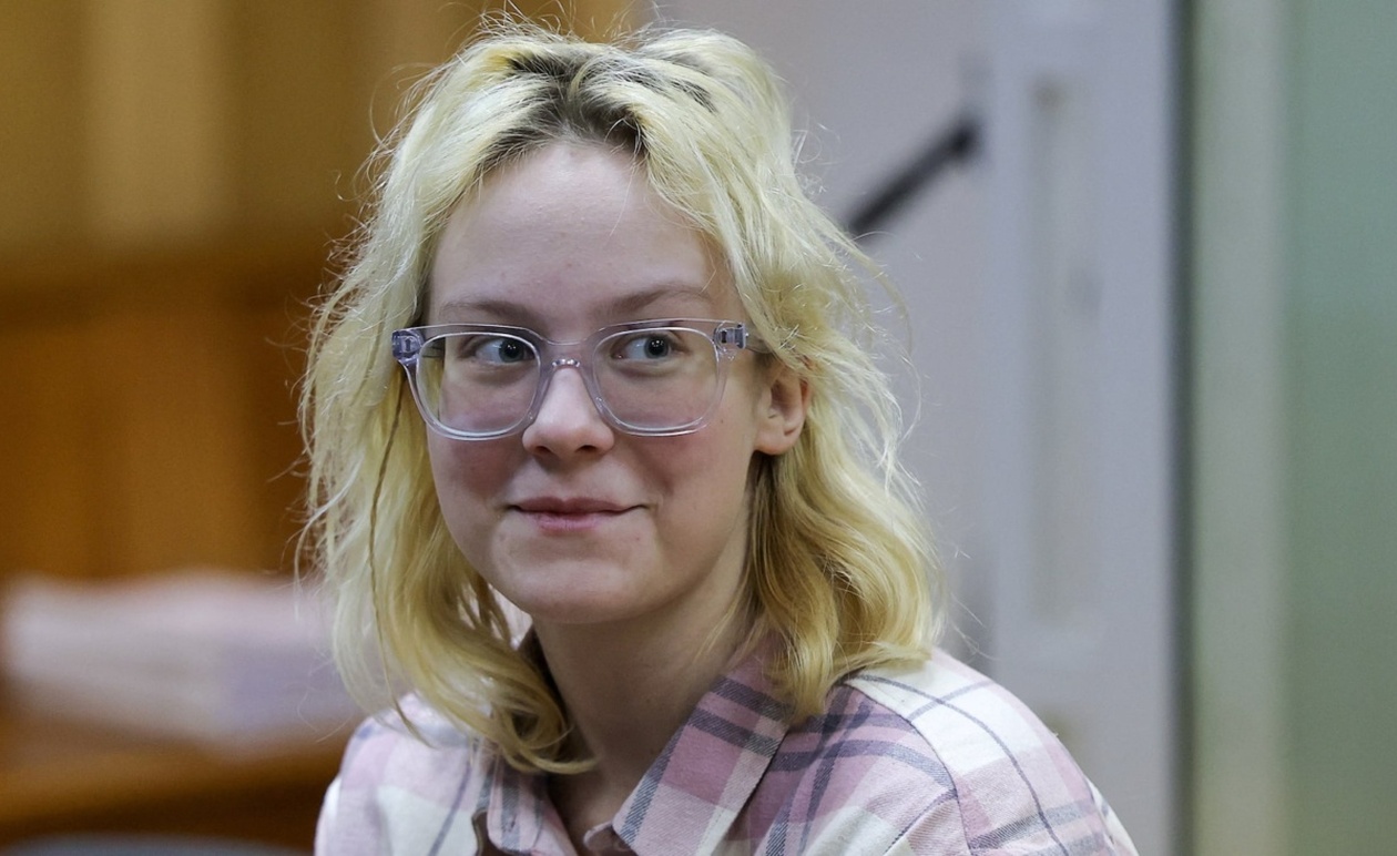 Μια 18χρονη Ρωσίδα μουσικός του δρόμου της επιβλήθηκε επιπλέον φυλάκιση 13 ημερών επειδή τραγούδησε αντι-Κρεμλινικά τραγούδια