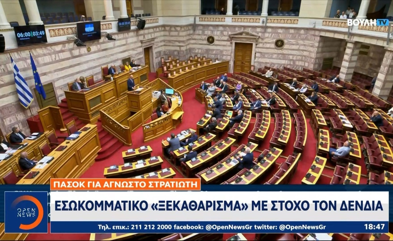 Οι συγγενείς των 57 θυμάτων των Τεμπών παραμένουν κάθε βράδυ στο Σύνταγμα