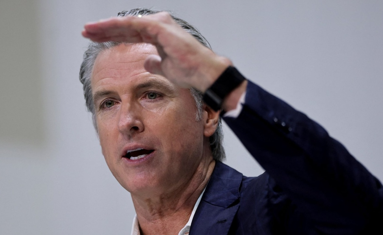 Ο κυβερνήτης της Καλιφόρνιας επικρίνει τις επιθέσεις των ΗΠΑ σε πλοία που φέρονται να μετέφεραν ναρκωτικά