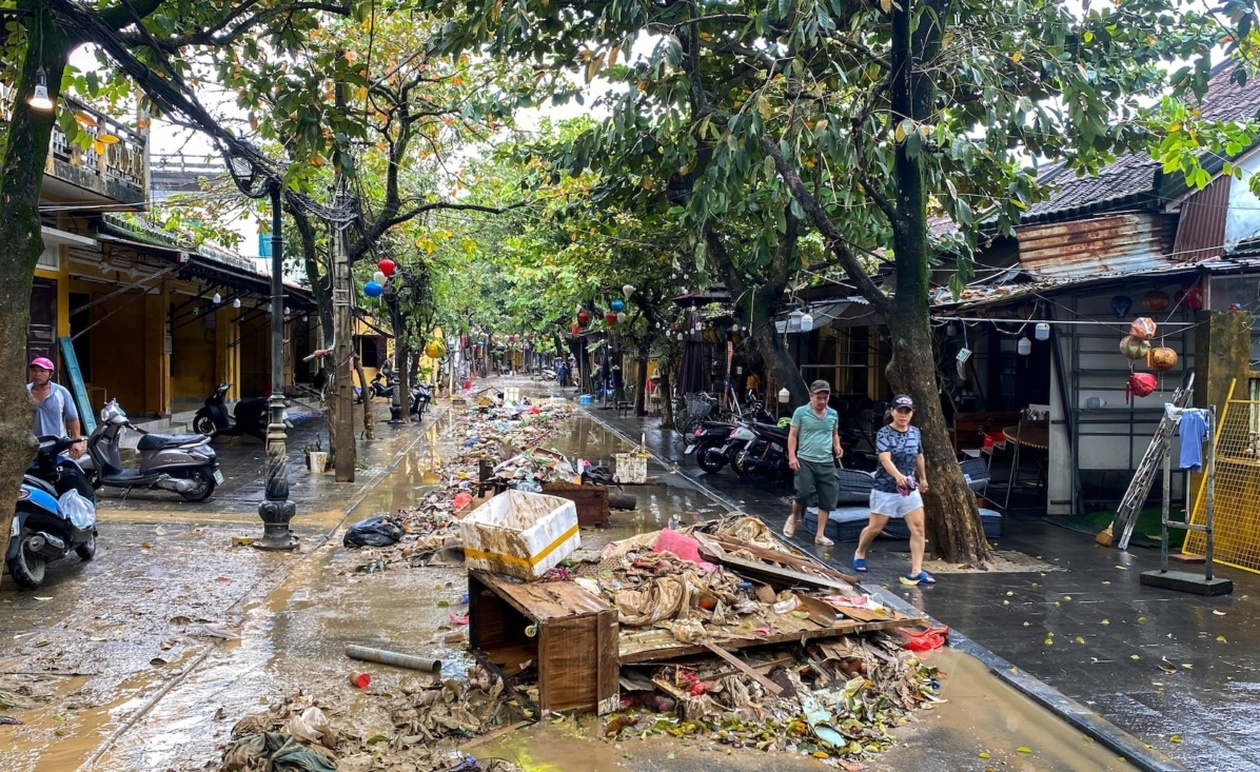 Βιετνάμ: 16 νεκροί από πλημμύρες, κίνδυνος για καφέ