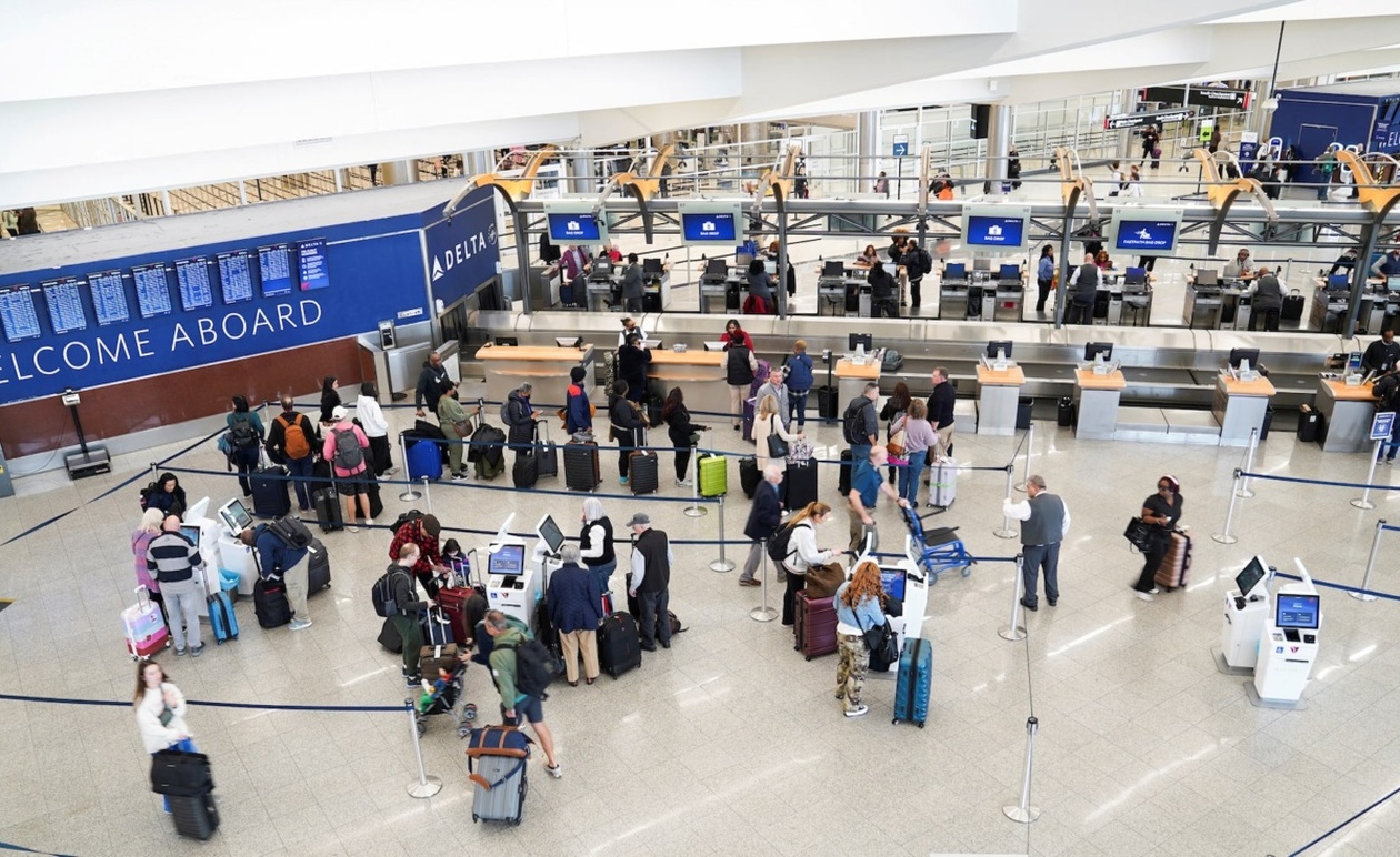 Οι γερουσιαστές ζητούν από Τραμπ να επανεξετάσει σχέδιο αποζημίωσης επιβατών