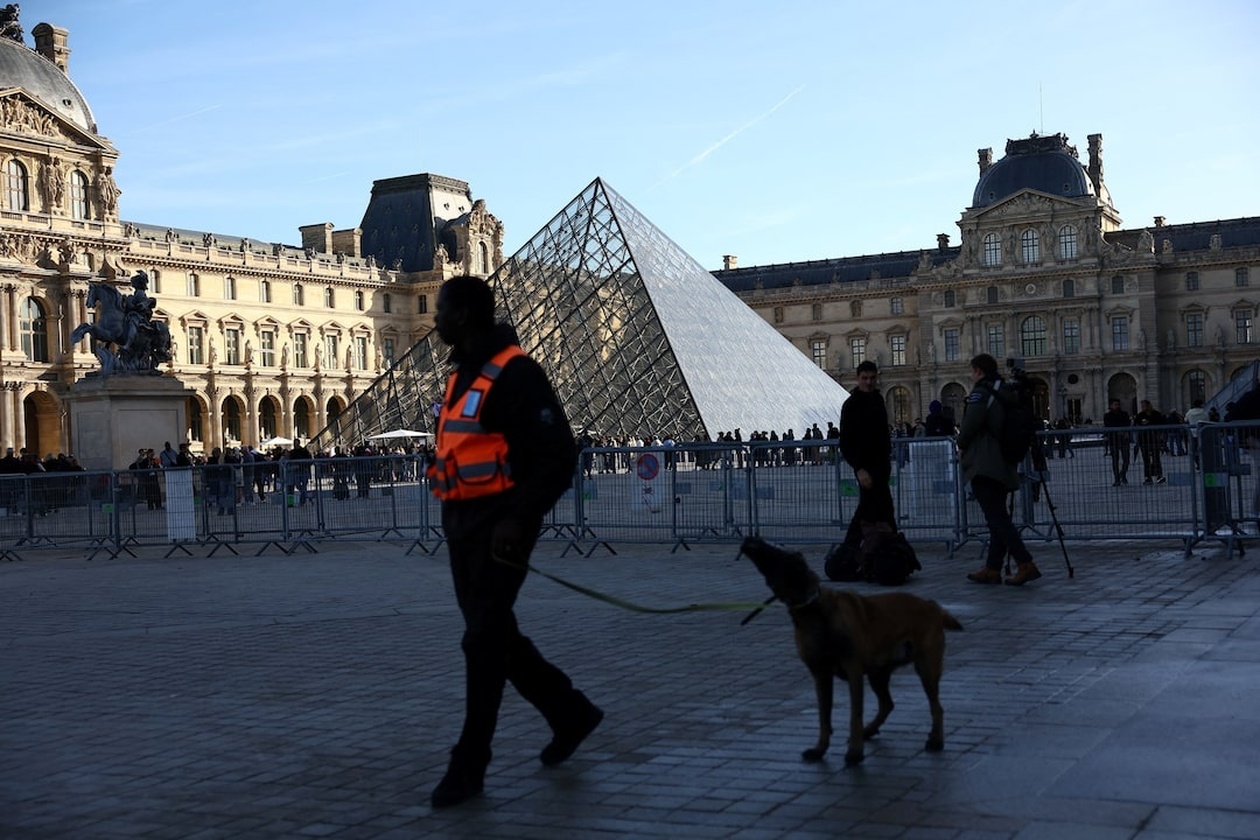 Συλλήψεις για την κλοπή κοσμημάτων από το Λούβρο
