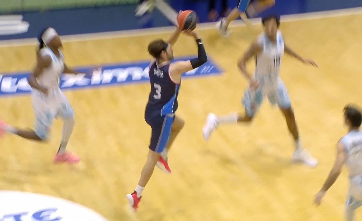 Ο Τζορτζ Πάπας ευστόχησε σε μακρινό σουτ από το logo στο τελικό σφύριγμα