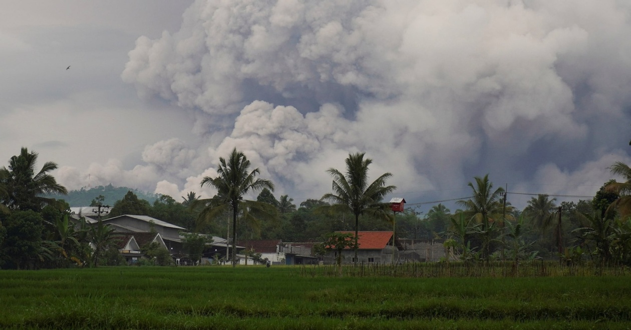 Έκρηξη ηφαιστείου Σεμέρου: Εκκενώθηκαν 900 άτομα στην Ινδονησία