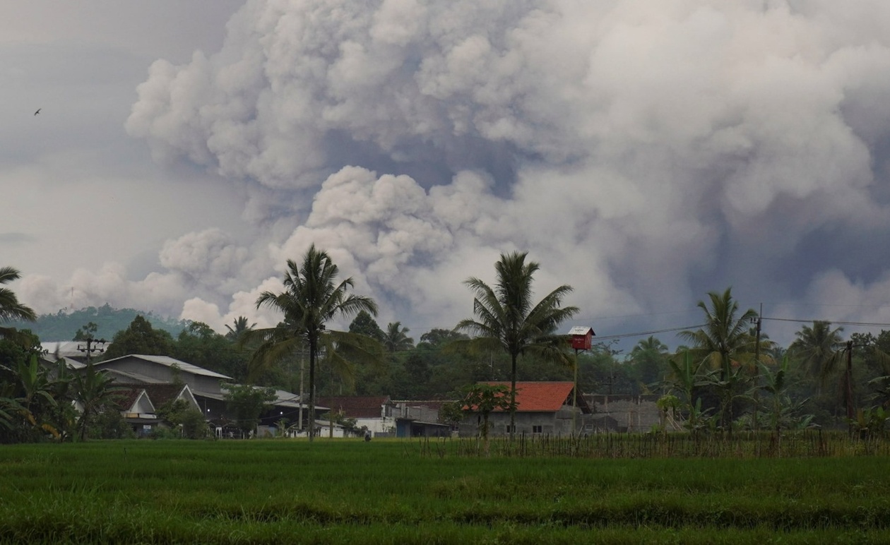 Έκρηξη ηφαιστείου Σεμέρου: Εκκενώθηκαν 900 άτομα στην Ινδονησία