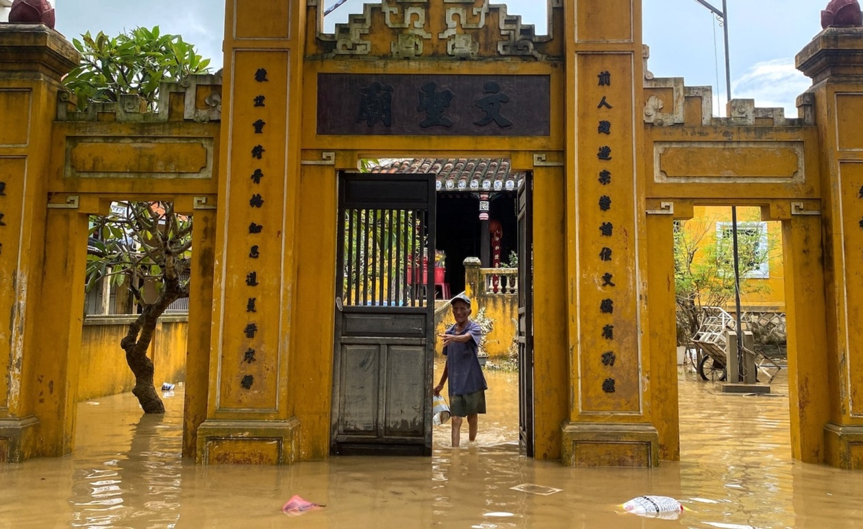 Οι τουρίστες επιστρέφουν στο Χόι Αν — οι εργασίες καθαρισμού μετά τις πλημμύρες συνεχίζονται