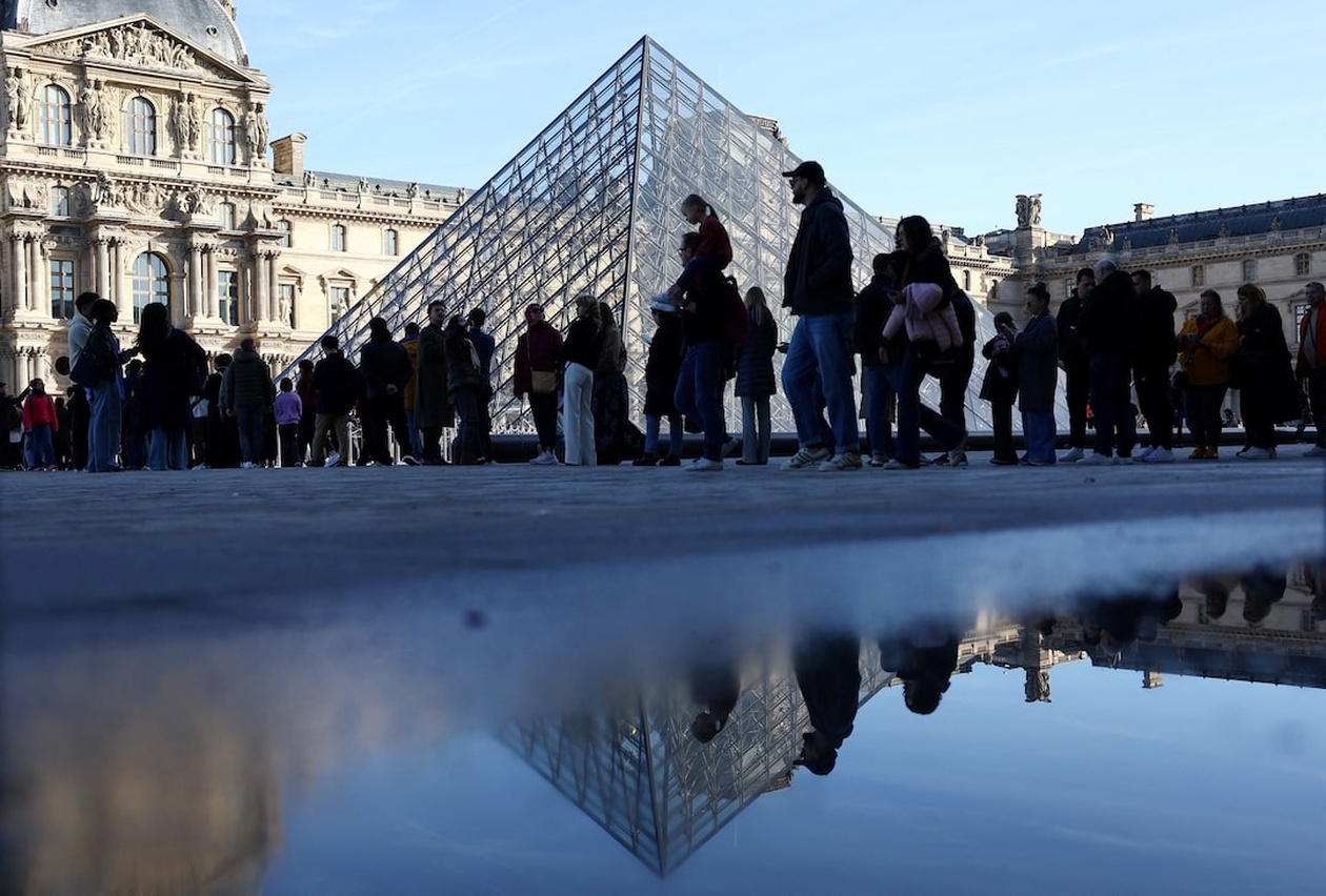 Συλλήψεις για την κλοπή κοσμημάτων από το Λούβρο