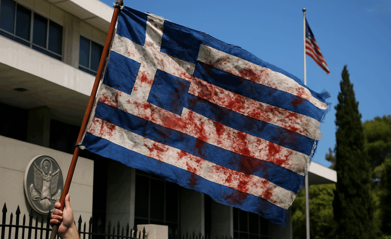 Πολυτεχνείο: Η αιματοβαμμένη σημαία έφτασε στην αμερικανική πρεσβεία