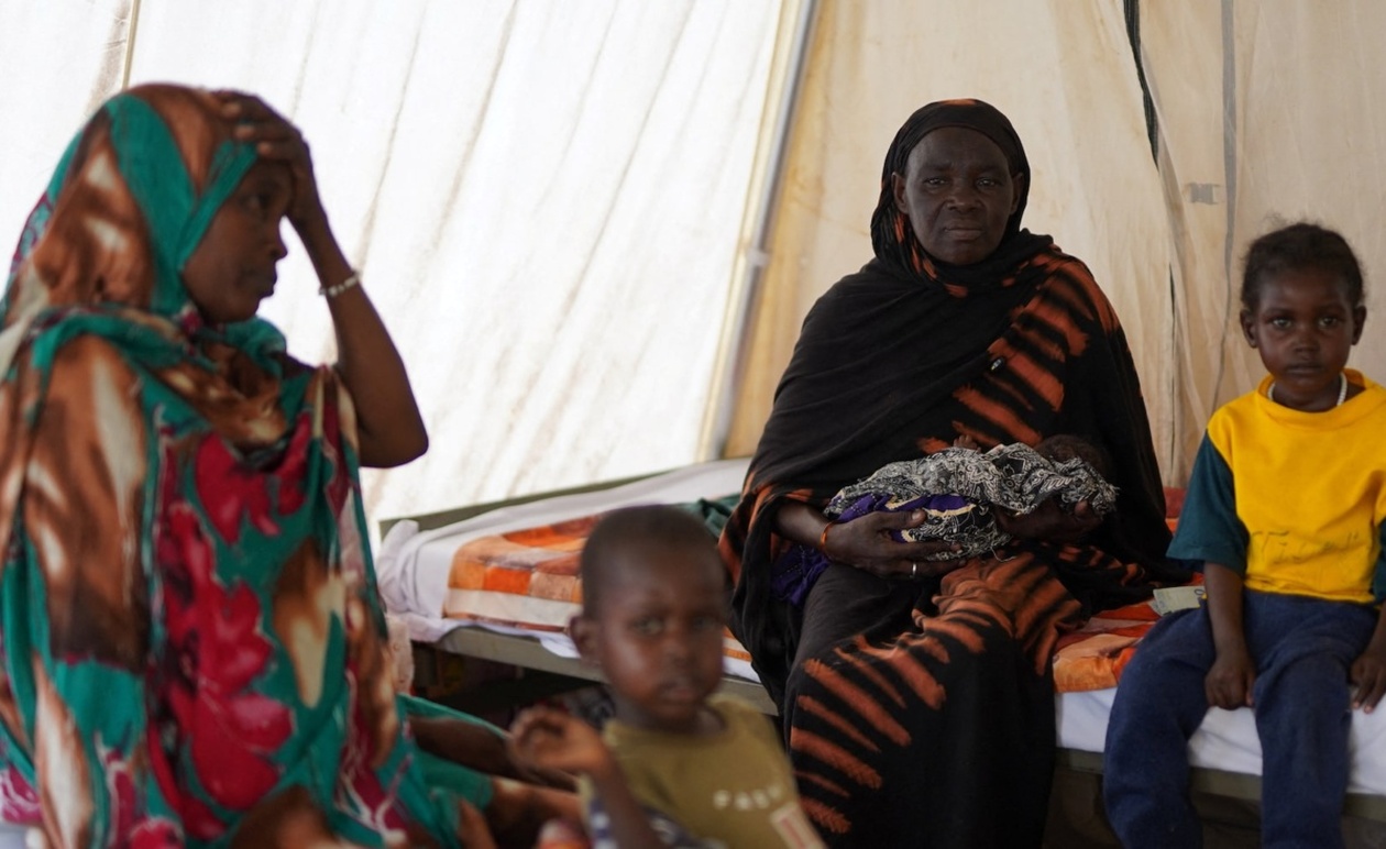 Τραυματίες και υποσιτισμένοι που εκκενώθηκαν από την αλ-Φασίρ φτάνουν στην Ταούιλα