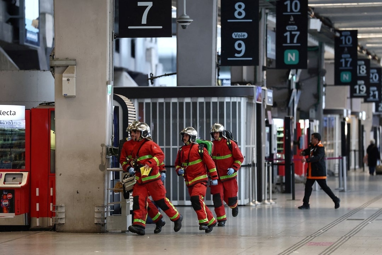 Η γαλλική αστυνομία πυροβολεί και τραυματίζει άνδρα με μαχαίρι στον σταθμό Μονπαρνάς