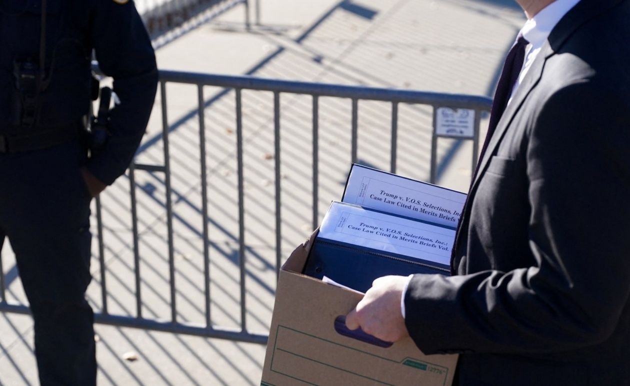 Η ήττα του Τραμπ στο Ανώτατο Δικαστήριο επιτείνει την αβεβαιότητα για τους δασμούς