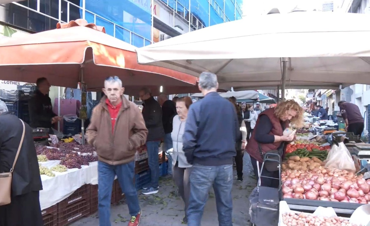 Ακρίβεια σπρώχνει καταναλωτές στις λαϊκές αγορές