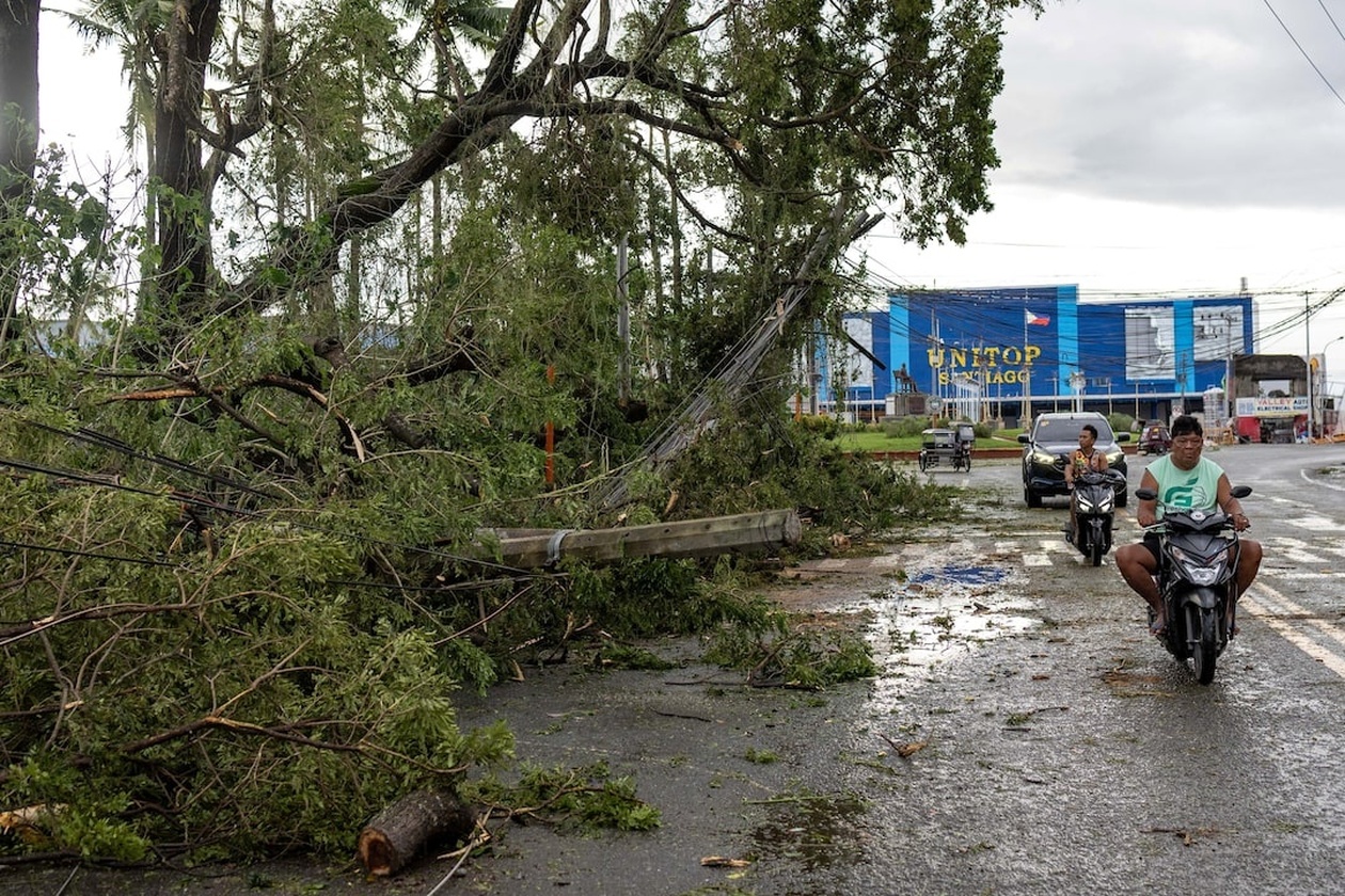 Ο τυφώνας Fung-wong πλήττει τις Φιλιππίνες — δύο νεκροί στο βορρά