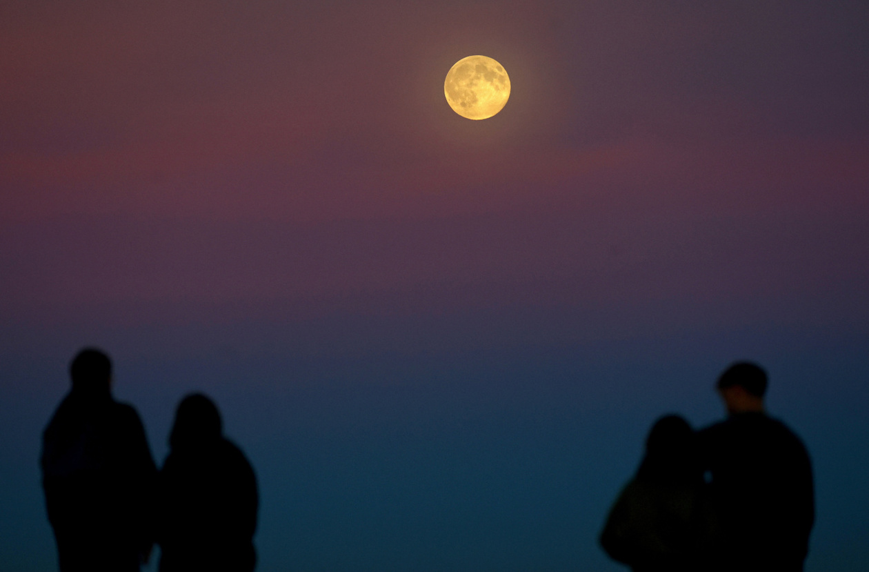 Η υπερπανσέληνος του Φεγγαριού του Κάστορα φωτίζει τον νυχτερινό ουρανό