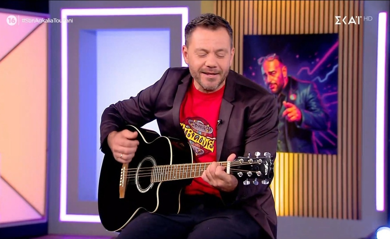Ο Ευτύχης Μπλέτσας ερμηνεύει τραγούδι από την «Κουζίνα της μαμάς»