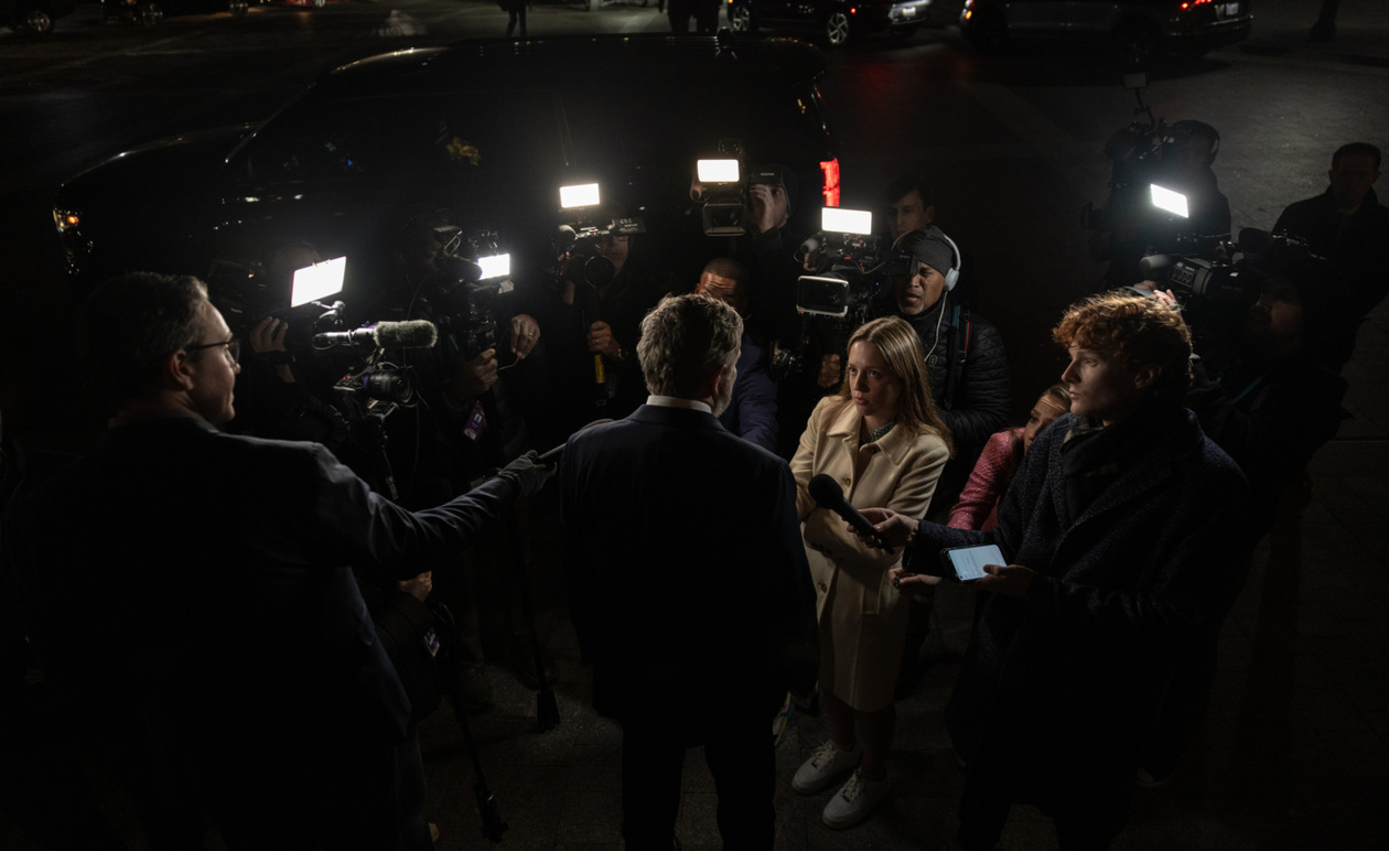 Ο Τραμπ Ανατρέπει τη Στάση του για τους Φακέλους Έπσταϊν Ενώ οι Ρεπουμπλικανοί Ετοιμάζονται να τον Αψηφήσουν