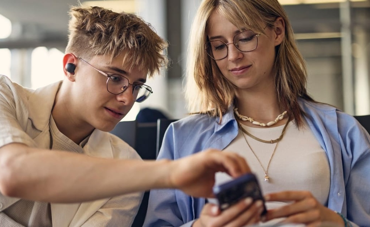 Η Apple θα λανσάρει στην Ευρώπη τη λειτουργία ζωντανής μετάφρασης για τα AirPods