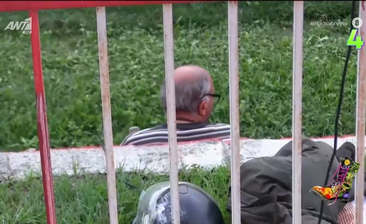 Ένας σχολιαστής έτρωγε ενώ μετέδιδε ζωντανά έναν αγώνα