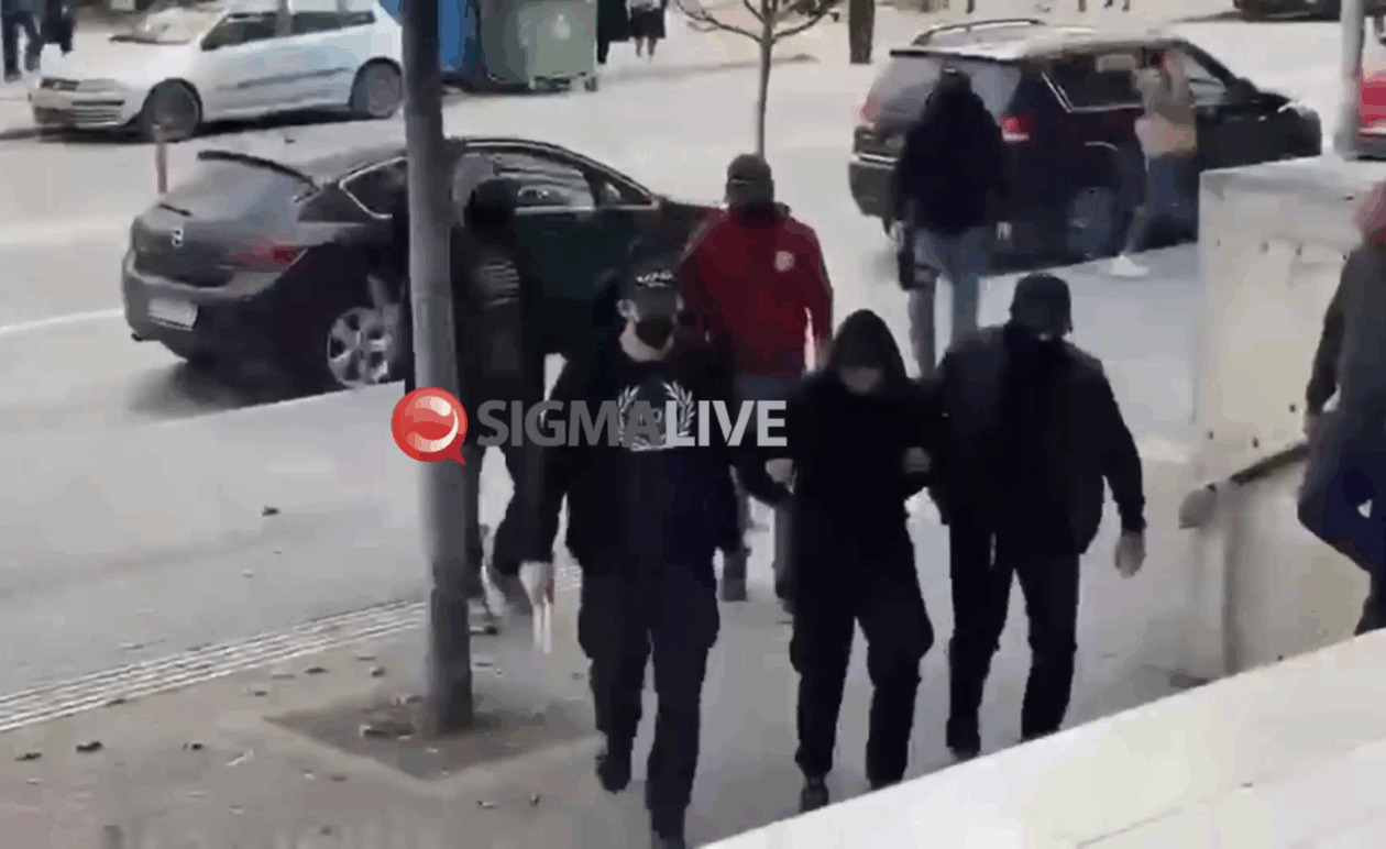 Η στιγμή που δύο συλληφθέντες οδηγούνται στην Εισαγγελία.