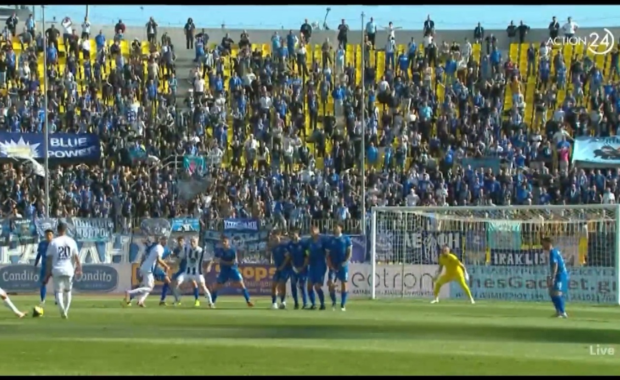 Ο Ηρακλής: εκτέλεση φάουλ του Ντόβενταν δίπλα στην εστία του Γκαραβέλη