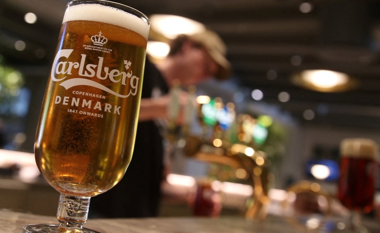 Η Carlsberg αναφέρει μικρή απόκλιση στις τρίμηνες πωλήσεις αλλά διατηρεί την ετήσια καθοδήγηση