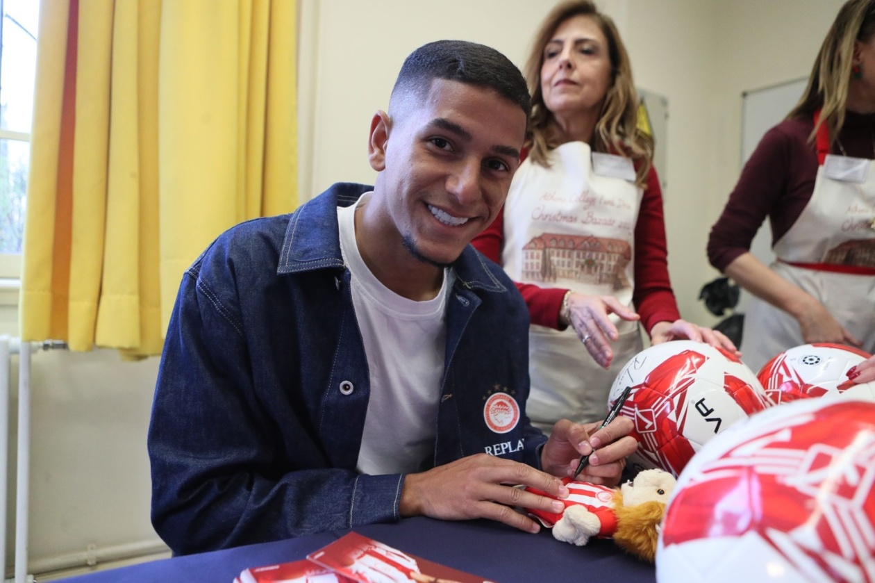 Πασχαλάκης και Μάνσα: Χαμόγελα και αυτόγραφα στο χριστουγεννιάτικο bazaar του Κολλεγίου Αθηνών