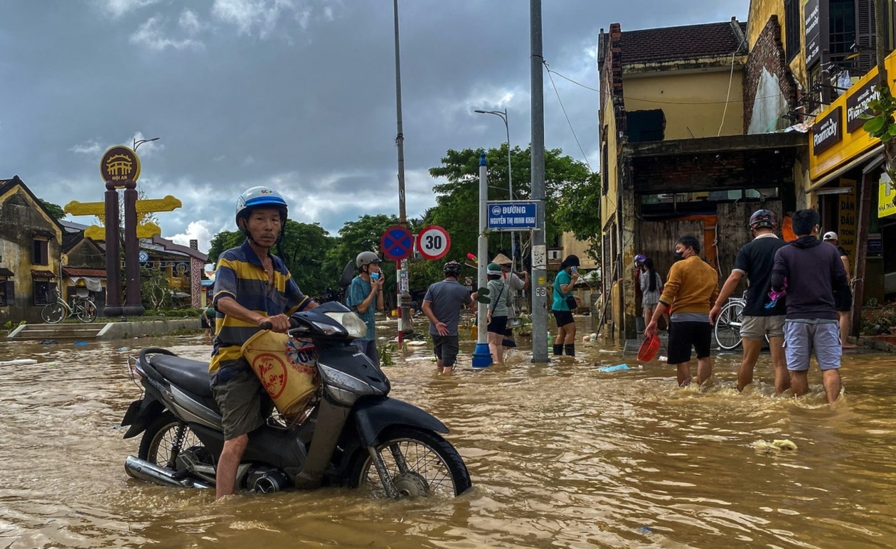 Νέες φονικές πλημμύρες στο κεντρικό Βιετνάμ: 8 νεκροί και κίνδυνος για τη συγκομιδή καφέ