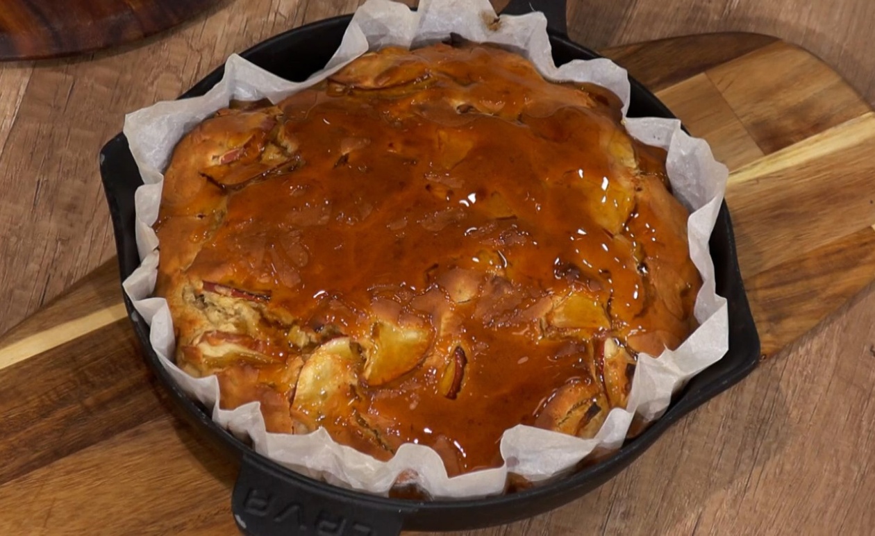 Πανκέικ σε ταψί με μήλα, μέλι Λευκάδας και αμύγδαλα