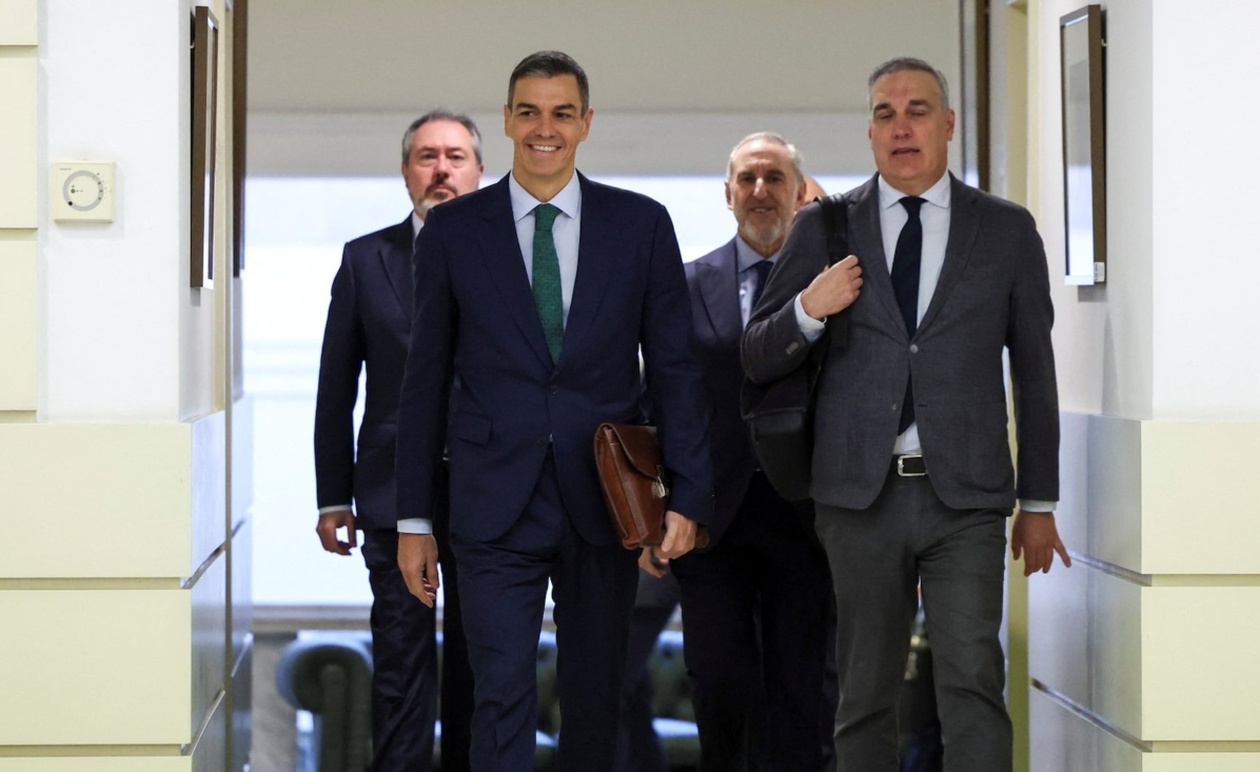 Ο πρωθυπουργός Pedro Sánchez υπερασπίζει τη χρηματοδότηση του κόμματος