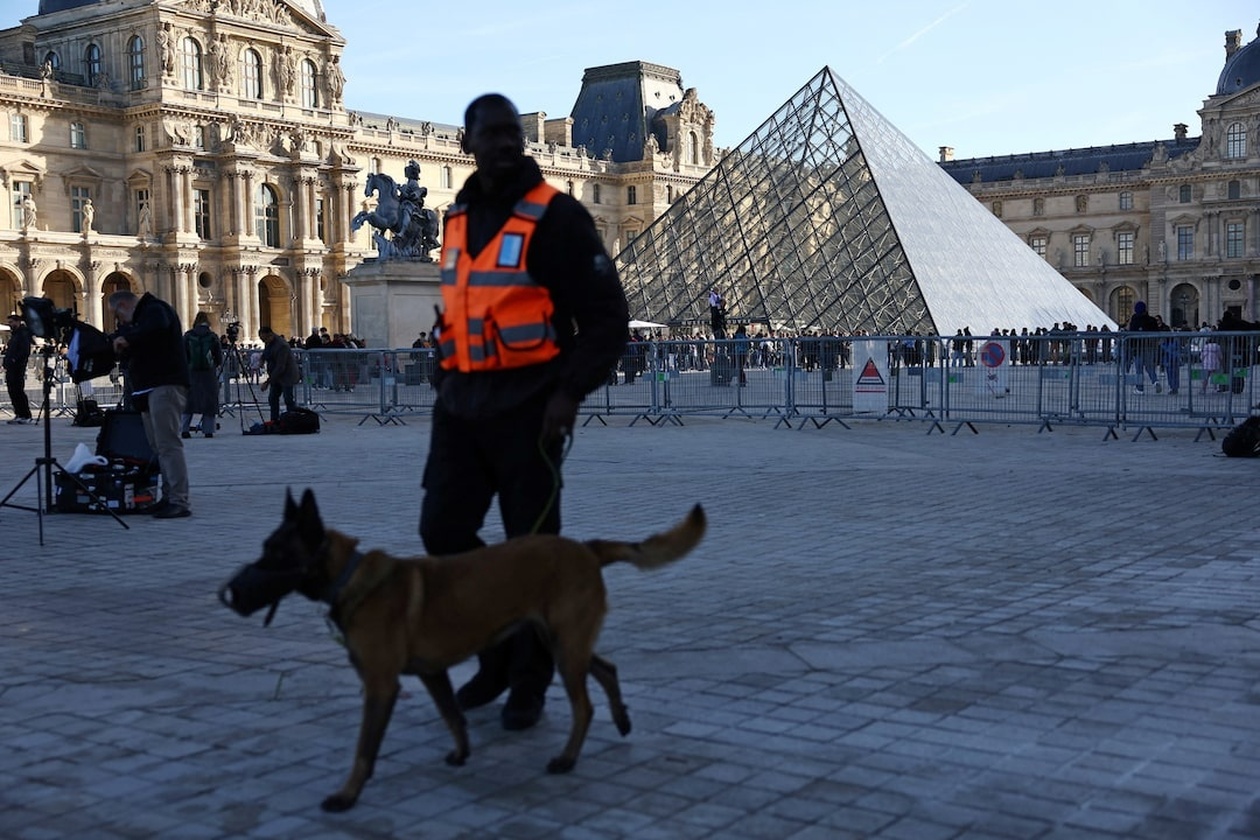Συλλήψεις για την κλοπή κοσμημάτων από το Λούβρο