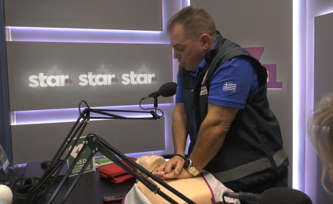 Η Ζωτική Τεχνική της ΚΑΡΠΑ με Απινιδιωτή: Μαθήματα Επιβίωσης από το ΕΚΑΒ