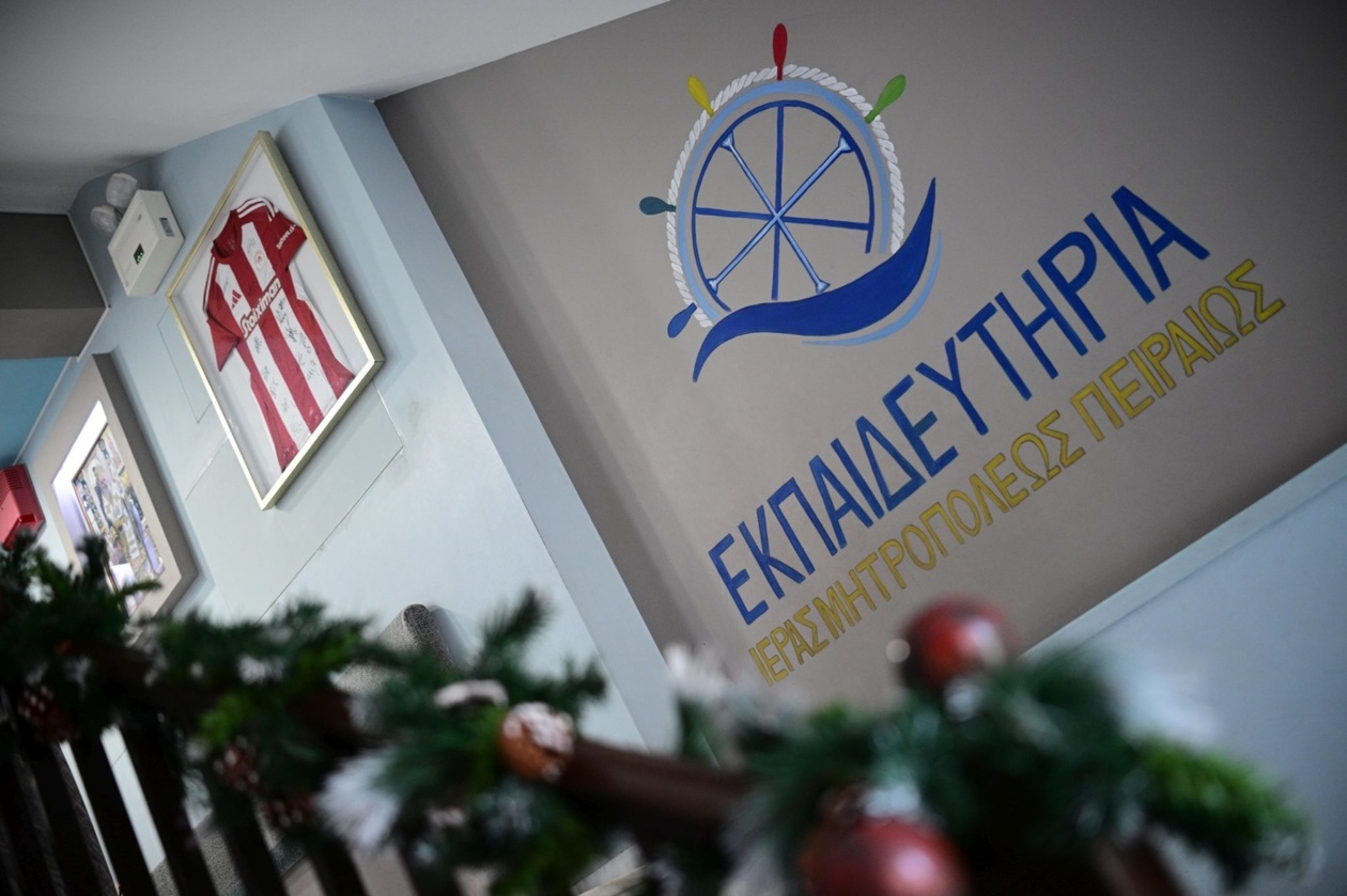 Ο Ολυμπιακός στέλνει ισχυρό κοινωνικό μήνυμα στα εκπαιδευτήρια της Ιεράς Μητροπόλεως Πειραιώς