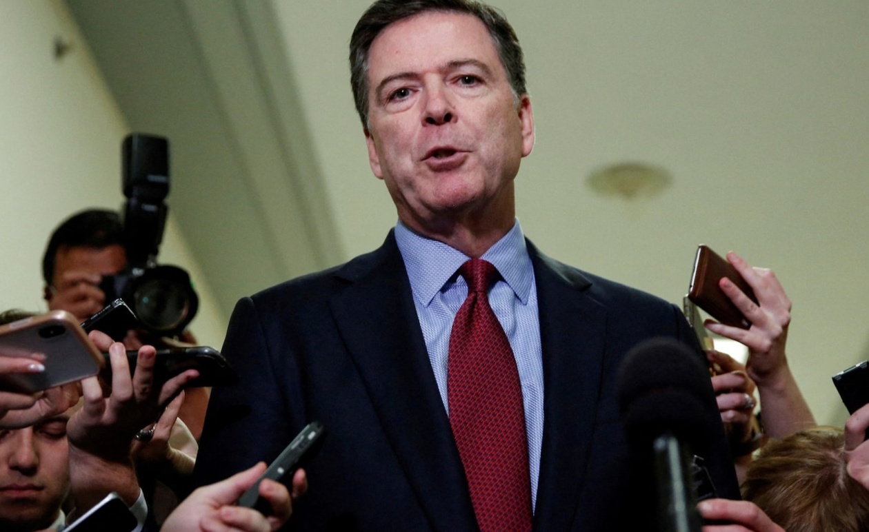 Δικαστής των ΗΠΑ εξετάζει την επιρροή του Τραμπ στην υπόθεση Κόμι