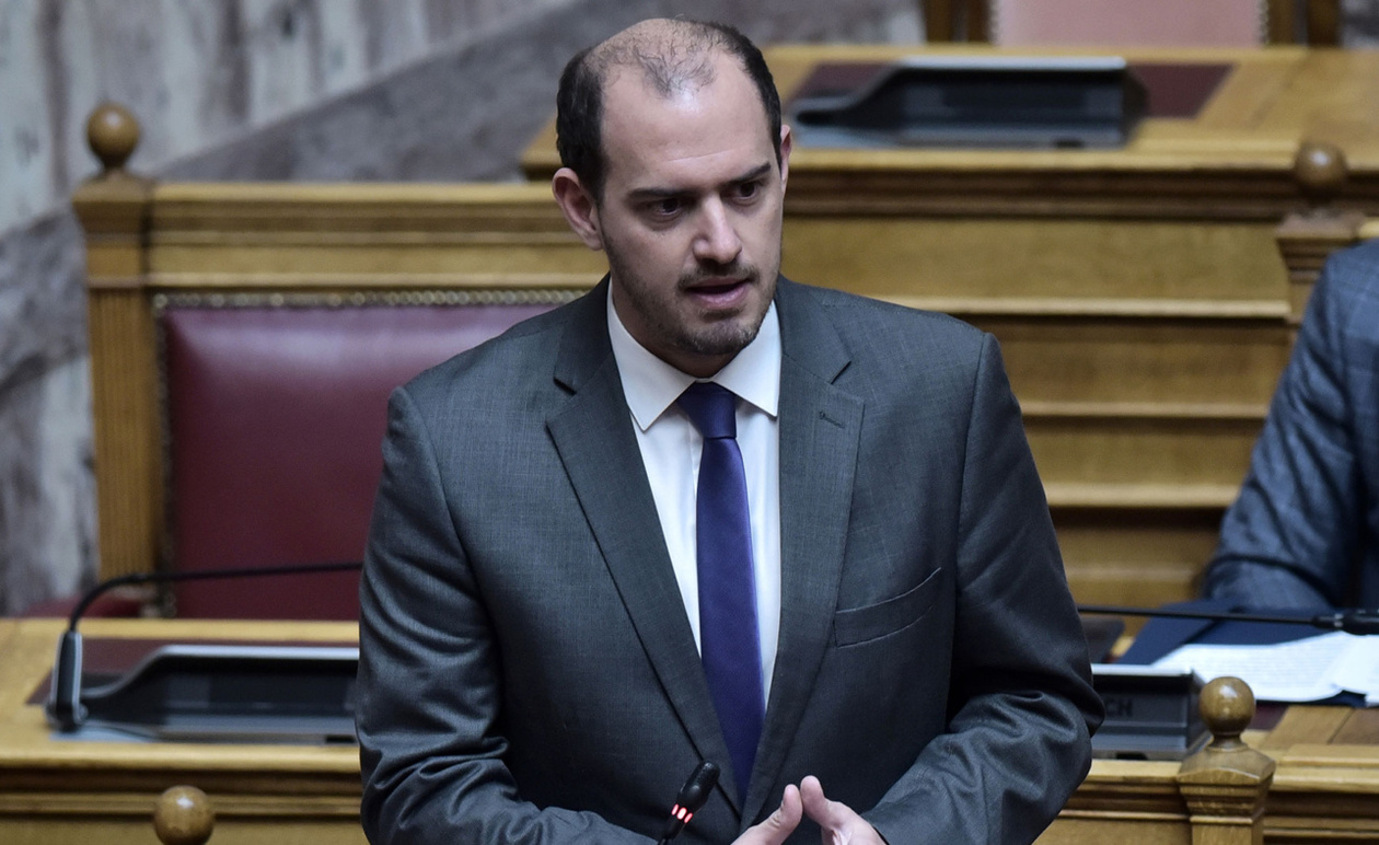 Μαθεύτηκαν όλα: Σοκ, ποιος είναι ο 42χρονος υφυπουργός που κατέρρευσε στη Βουλή
