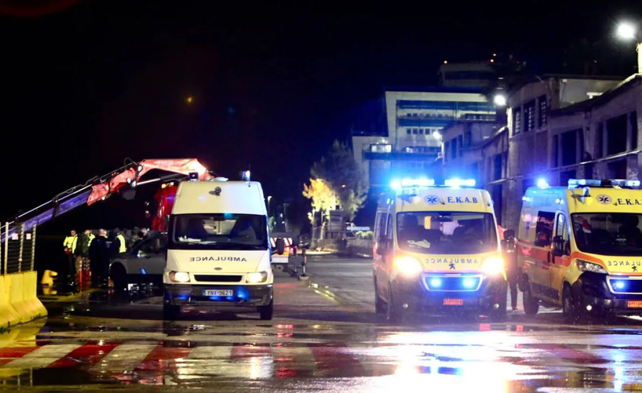 Tραγωδία στον Πειραιά: Νεκροί πατέρας, μάνα και γιος – Σοκ για αυτό έπεσε στο λιμάνι το ΙΧ της οικογένειας