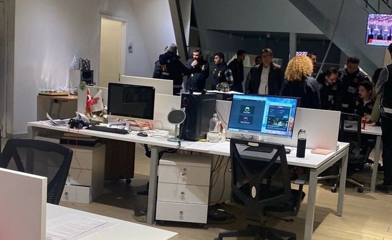 ΣΟΚ ΣΤΟΥΣ ΤΗΛΕΘΕΑΤΕΣ: ΕΦΟΔΟΣ ΤΗΣ ΑΣΤΥΝΟΜΙΑΣ ΣΕ ΤΗΛΕΟΠΤΙΚΟ ΚΑΝΑΛΙ ΤΗΝ ΩΡΑ ΠΟΥ ΗΤΑΝ ΣΤΟΝ ΑΕΡΑ ΕΚΠΟΜΠΗ – ΔΙΕΚΟΨΕ ΖΩΝΤΑΝΟ ΠΡΟΓΡΑΜΜΑ