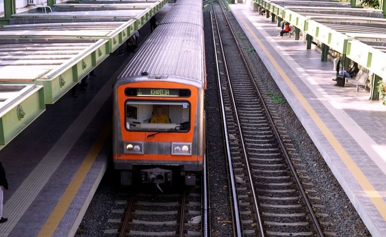 ΕΚΤΑΚΤΟ ΤΩΡΑ: Άτομο έπεσε από πεζογέφυρα σε σταθμό του ηλεκτρικού – Διακοπή δρομολογίων