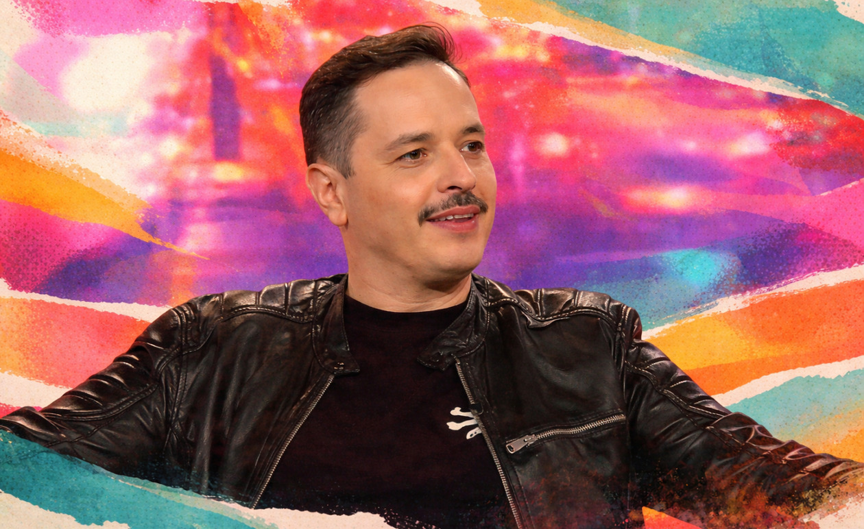 Αλέξανδρος Τσουβέλας: Η λατρεία για την «άβολη» τηλεόραση και οι καβγάδες στα λεωφορεία