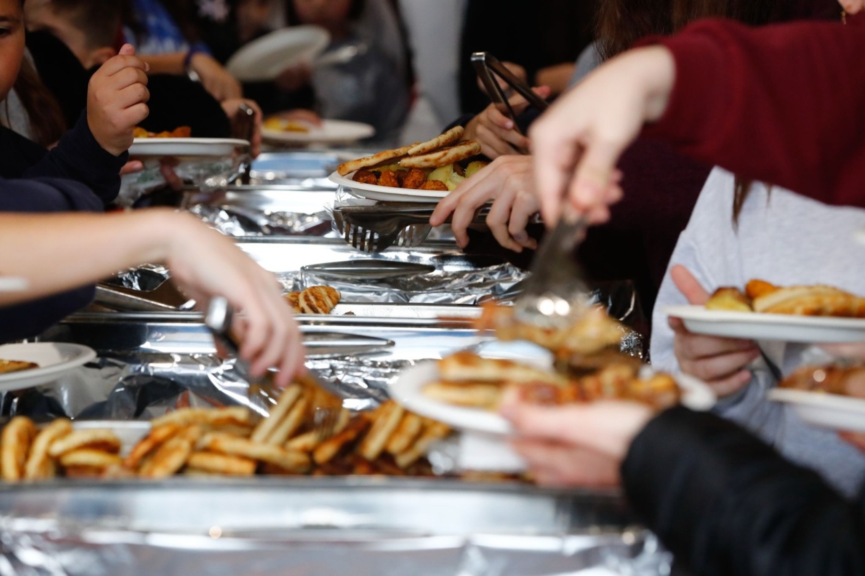 Ολυμπιακός: «Ερυθρόλευκη» Τσικνοπέμπτη με δώρα και εκπλήξεις στα εκπαιδευτήρια της Μητρόπολης Πειραιά