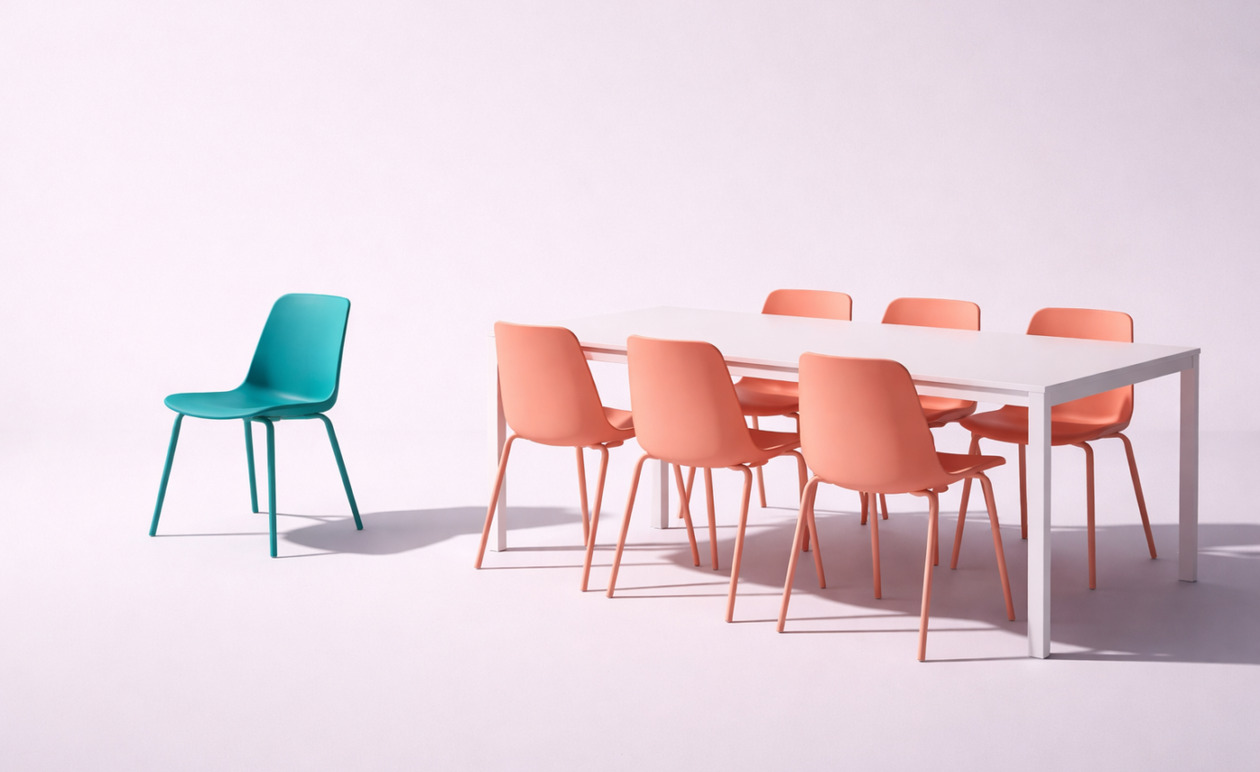 Η αόρατη εξάντληση του να είσαι «ανεκτός» αλλά ποτέ μέλος στην οικογένεια του συντρόφου σου